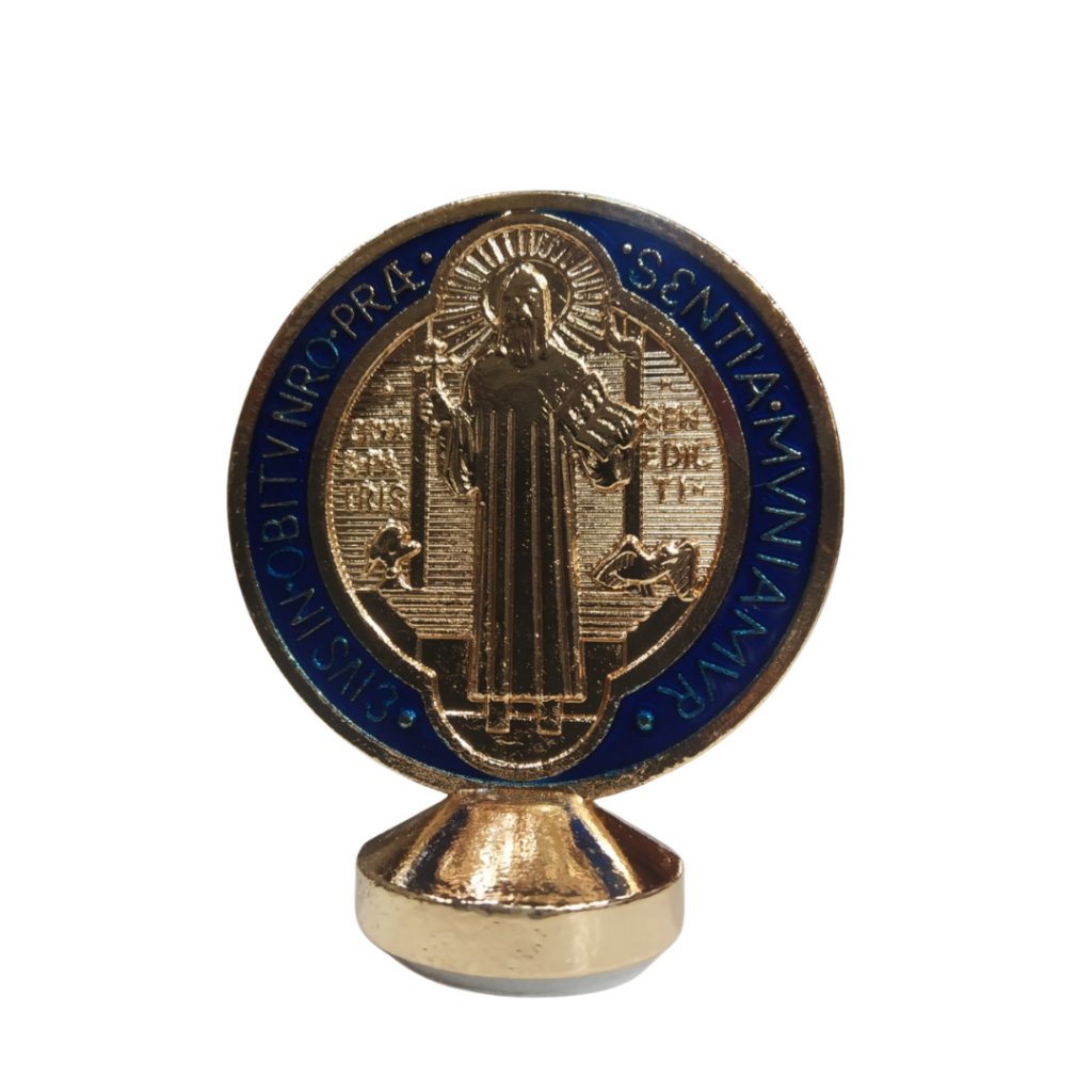 3982- Painel de Carro - Medalha de São Bento na cor dourado com detalhes na cor Azul