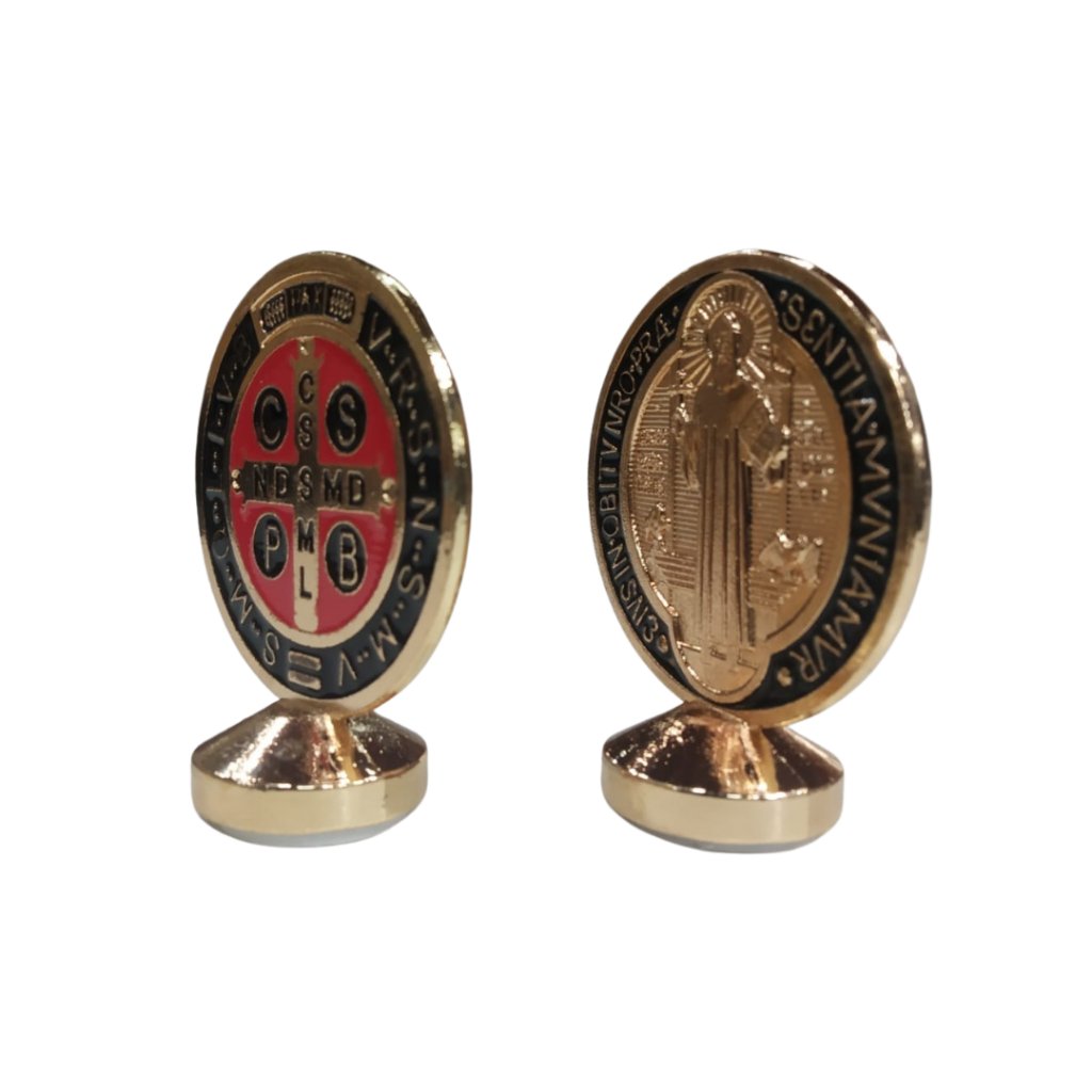 3982- Painel de Carro - Medalha de São Bento na cor dourado com detalhes na cor Preta