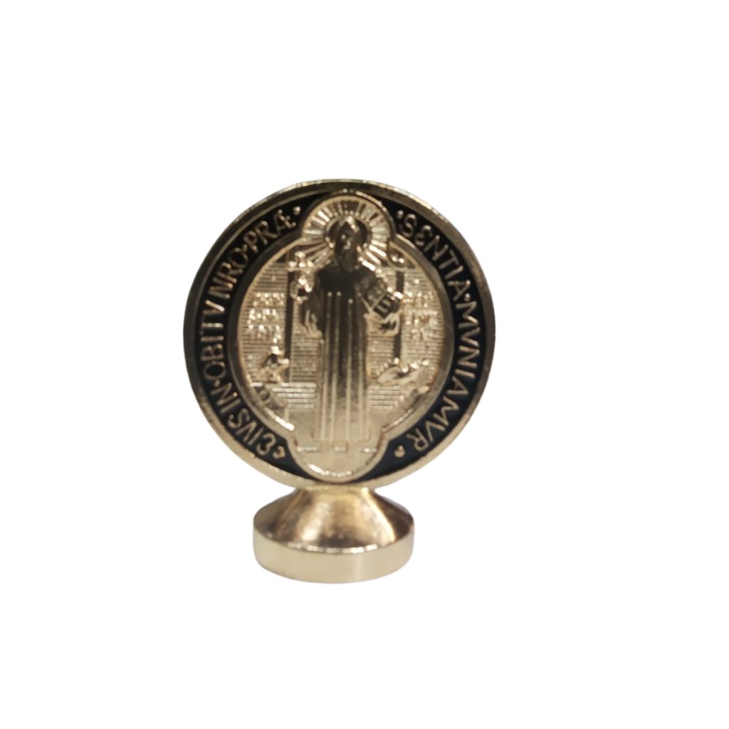 3982- Painel de Carro - Medalha de São Bento na cor dourado com detalhes na cor Preta
