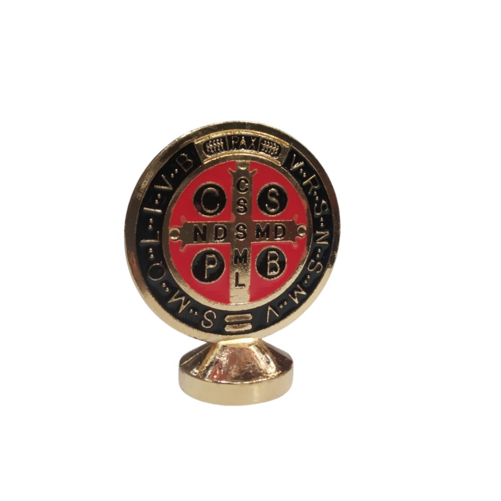 3982- Painel de Carro - Medalha de São Bento na cor dourado com detalhes na cor Preta