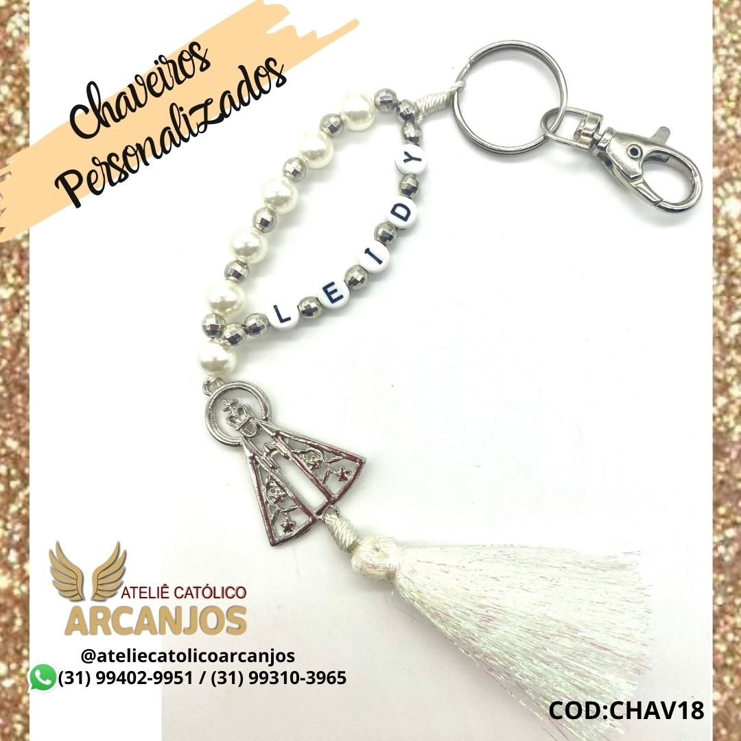 Cod:CHAV18-Chaveiro Personalizado-Pérola-1 nome ( Letra Preta com fundo branco redonda) Nsra Aparecida-Pompom (Tassel) Branco