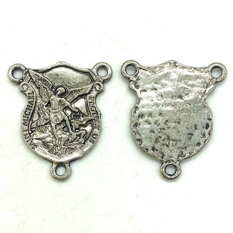CRUZ RESINADA EM COR - COD:4031 Resina Branca 5,5CM X 3,2CM